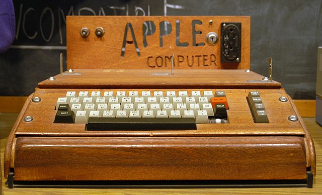 Apple I-es a tulajdonosa ltal ksztett egyedi fa burkolatban s felptsben