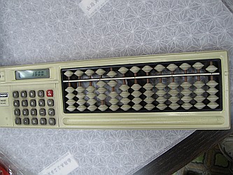 elektronikus számológéppel egybeépített szorobán